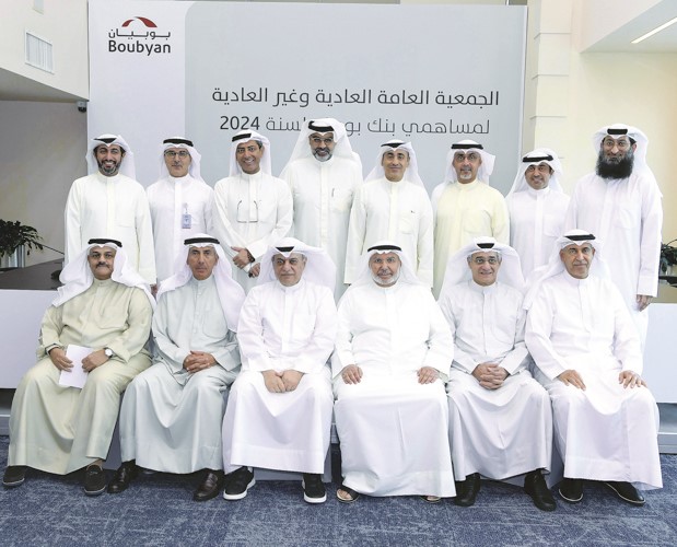 عبدالعزيز الشايع وعادل الماجد في لقطة جماعية مع أعضاء مجلس الإدارة والإدارة التنفيذية للبنك وفي مقدمتهم خالد المضف ورباح الرباح وعبدالله البدر وأحمد الفهد وعبدالله التويجري وعبدالله المحري وعبدالله المجحم وعبد السلام الصالح ووليد الياقوت