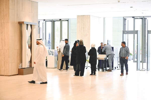 الحياة تدب في قصر العدل