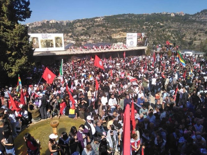 حشود شعبية خلال إحياء ذكرى اغتيال كمال جنبلاط في المختارة (محمود الطويل)