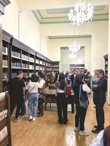 رواد في مكتبة قصر نوفل