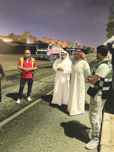 محافظ الفروانية الشيخ عذبي الناصر خلال جولة ميدانية لتفقد أعمال تصليح وصيانة الشوارع في منطقة العارضية