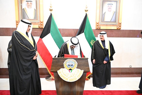 صاحب السمو يزور المجلس الأعلى للقضاء: سرعة تكويت القضاء والوظائف المساندة