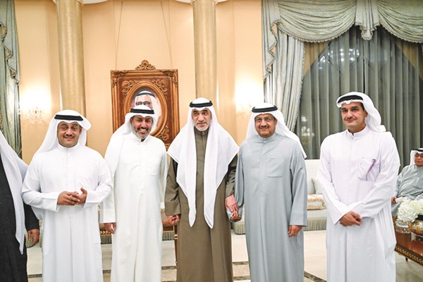 رئيس الوزراء بالإنابة الشيخ فهد اليوسف متوسطا لؤي الخرافي وإياد الخرافي وأنور الخرافي وطلال الخرافي