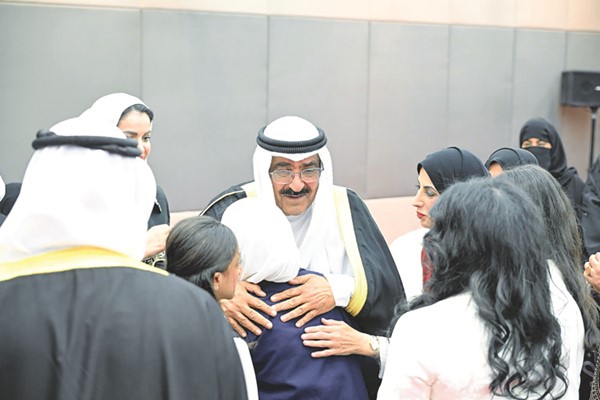 صاحب السمو الأمير الشيخ مشعل الأحمد محتضنا عددا من الزهرات
