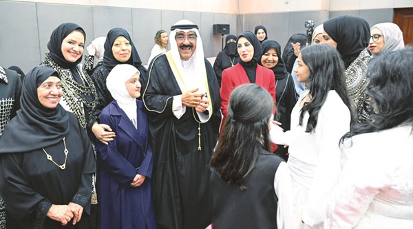 صاحب السمو الأمير الشيخ مشعل الأحمد متوسطا بعض المشاركات