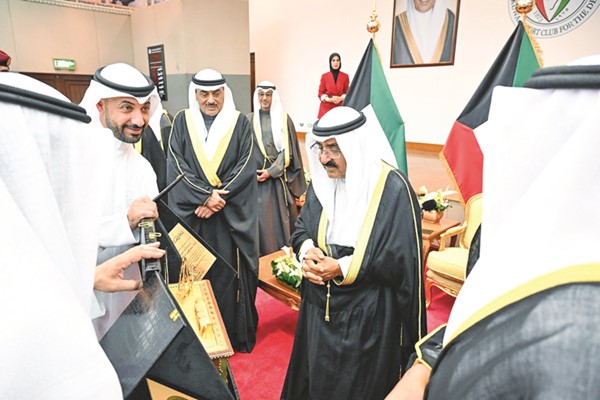 صاحب السمو يتسلم هدية تذكارية بالمناسبة