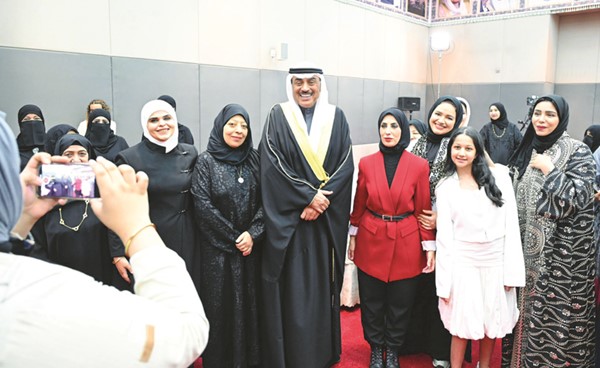 سمو ولي العهد الشيخ صباح الخالد متوسطا بعض المشاركات في اللقاء