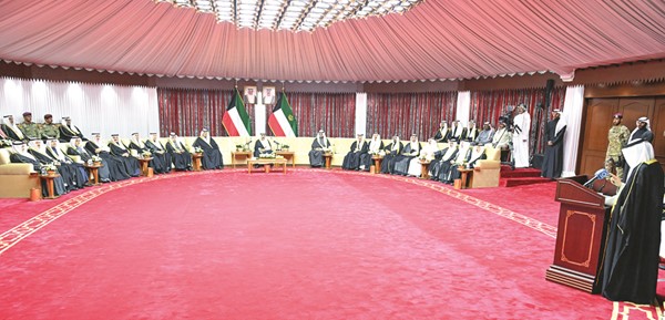 صاحب السمو الأمير الشيخ مشعل الأحمد وسمو ولي العهد الشيخ صباح الخالد ورئيس مجلس الوزراء بالإنابة الشيخ فهد اليوسف ووزير شؤون الديوان الأميري الشيخ محمد العبدالله وأمين السر مدير إدارة ديوانية شعراء النبط نصار الخمسان والسفير أحمد فهد الفهد والفريق متقاعد جمال الذياب والشيخ خالد العبدالله والحضور في اللقاء