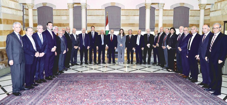 رئيس مجلس الوزراء نواف سلام خلال استقباله وفدا من مجلس الأعمال اللبنانيالسعودي برئاسة رؤوف أبو زكي في السرايا (محمود الطويل)