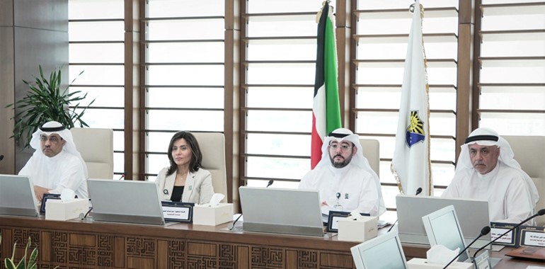 مدير جامعة الكويت د.دينا الميلم مترئسة اجتماع مجلس الجامعة