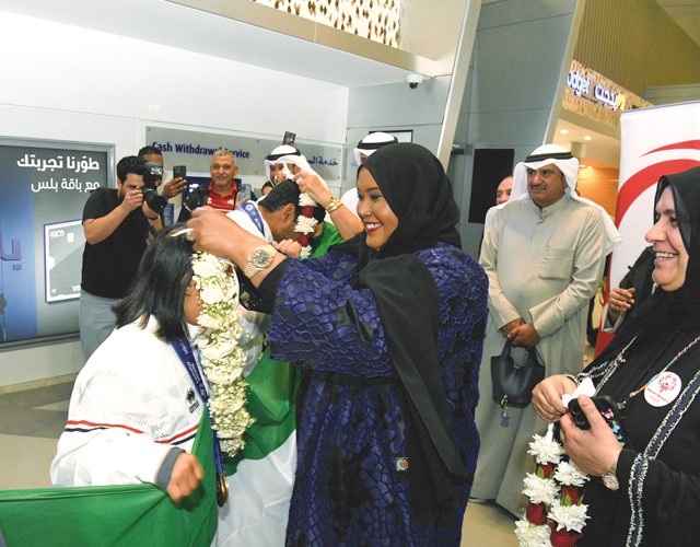 المدير العام للهيئة العامة لشؤون ذوي الإعاقة بالتكليف وفاء المحنا خلال تكرم اللاعبة هاجر الرشيدي