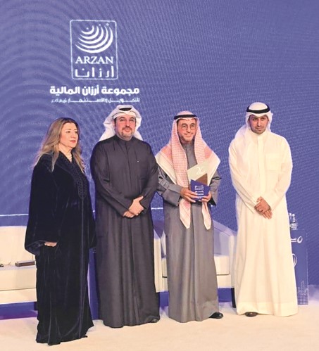 جاسم زينل متسلما تكريم مجموعة أرزان بحضور عبدالله التركيت وفيصل صرخوه وفدوى درويش
