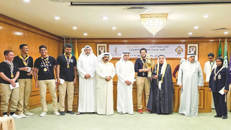 إبراهيم البغلي يكرم طلبة مدرسة الإخلاص الفائزة في المسابقة بحضور د.عبدالله الطريجي
