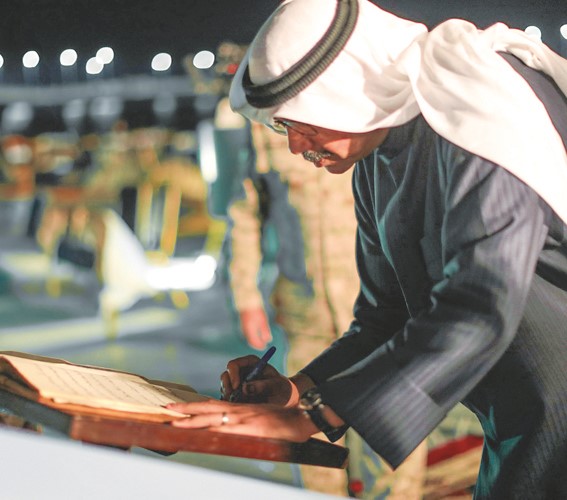 وزير الدفاع ووزير الداخلية بالإنابة الشيخ عبدالله العلي يسجل كلمة في سجل الشرف