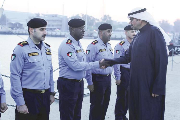 وزير الدفاع ووزير الداخلية بالإنابة الشيخ عبدالله العلي مصافحا مستقبليه
