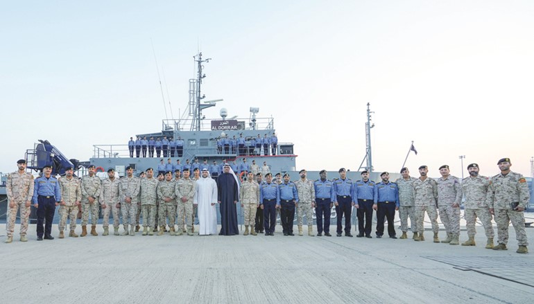 وزير الدفاع ووزير الداخلية بالإنابة الشيخ عبدالله العلي ووكيل وزارة الدفاع الشيخ د.عبدالله المشعل ونائب رئيس الأركان العامة للجيش اللواء الركن طيار الشيخ صباح جابر الأحمد وآمر القوة البحرية اللواء الركن بحري سيف الهملان وعدد من قيادات القوة البحرية