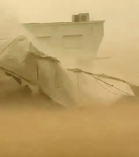الرياح اقتلعت الخيمة بكاملها