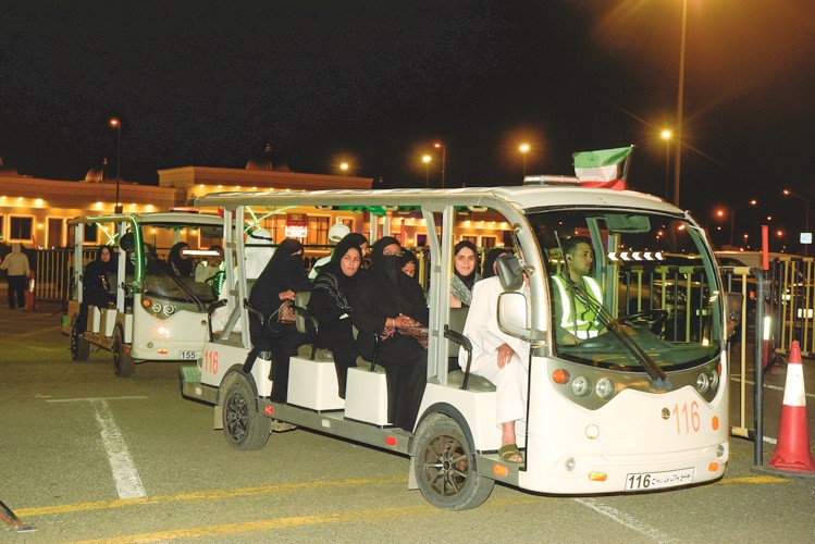 سيارات الغولف لنقل المصلين لمسجد بلال