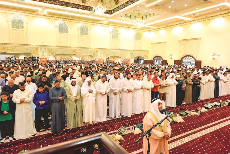 جموع غفيرة خلال صلاة التهجد في مسجد بلال 	(محمد هاشم)