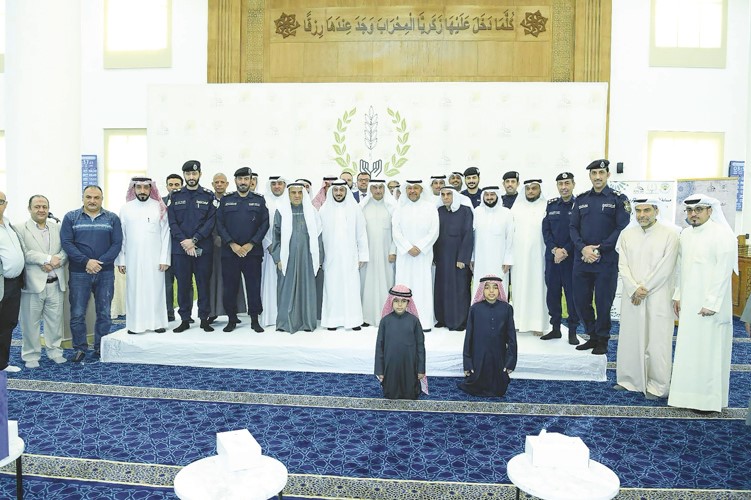محافظ الفروانية الشيخ عذبي الناصر خلال افتتاحه مسجد عبدالله عبدالعزيز العثمان ومنيرة إبراهيم الجلال