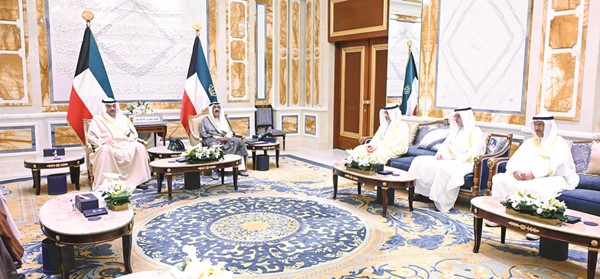 صاحب السمو الأمير الشيخ مشعل الأحمد خلال اللقاء مع سمو ولي العهد الشيخ صباح الخالد ورئيس الوزراء بالإنابة الشيخ فهد اليوسف ود. صبيح المخيزيم وصالح الملا
