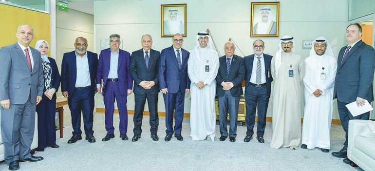 الشيخ د.نمر الصباح وبدر العطار في صورة جماعية من الوفد العراقي خلال الاجتماع