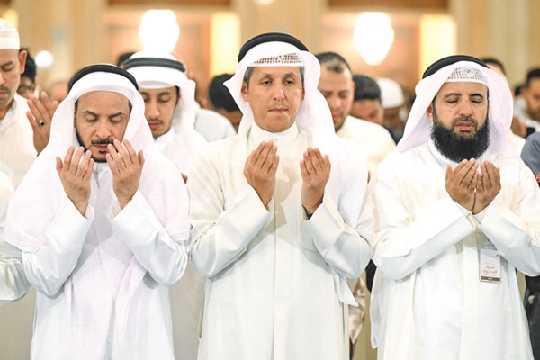 وزير الأوقاف والشؤون الإسلامية د.محمد الوسمي ووكيل الوزارة د.بدر المطيري ومدير إدارة المسجد الكبير سعود المطيري