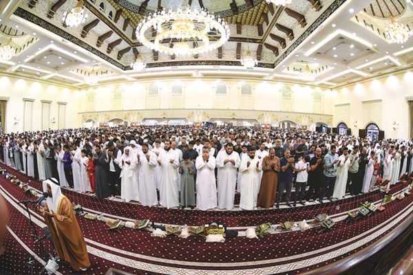 جانب من أداء صلاة التهجد في مسجد بلال بن رباح	(قاسم باشا)