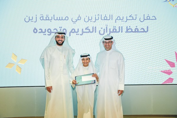 نواف الغربللي والشيخ عمر الدمخي يكرمان أحد الفائزين