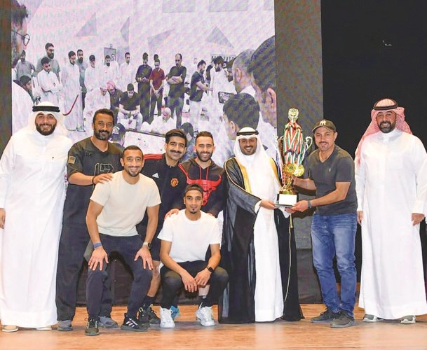 محافظ مبارك الكبير الشيخ بدر صباح السالم متوسطا المكرمين في البطولات الرمضانية في المحافظة