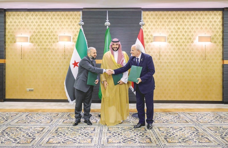 صاحب السمو الملكي الأمير خالد بن سلمان بن عبدالعزيز وزير الدفاع السعودي يشهد توقيع الاتفاق بين وزيري الدفاع السوري مرهف أبو قصرة واللبناني ميشال منسى 			(واس)