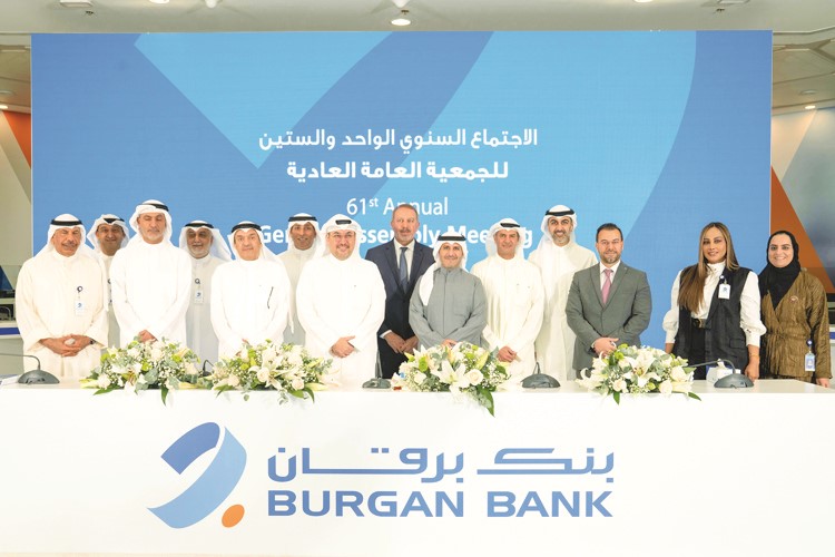 الشيخ عبدالله الناصر وفيصل صرخوه وطوني ضاهر وصقر الشرهان وفاضل عبدالله وعبدالله الأسطى وعبدالله معرفي وحصة النجادة في لقطة جماعية