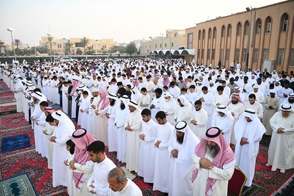 جموع المصلين خلال أداء صلاة العيد (قاسم باشا)