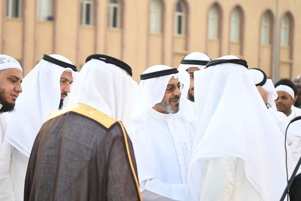 تبادل التهاني بالعيد