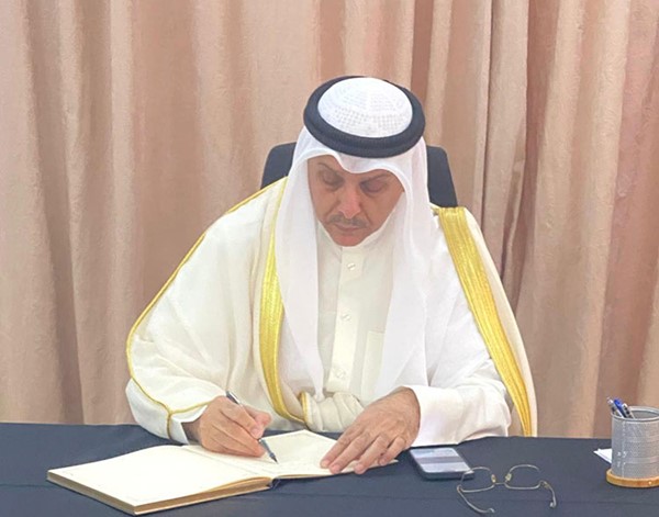 مساعد وزير الخارجية لشؤون آسيا السفير سميح جوهر حيات يسجل كلمة في سجل التعازي