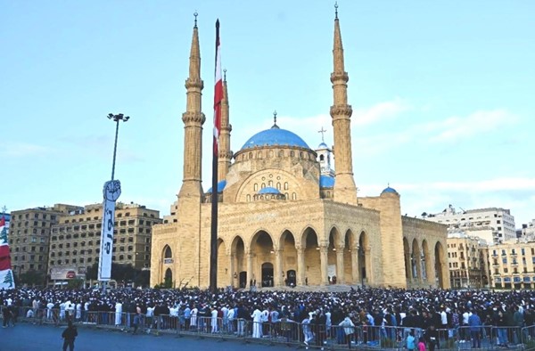  حشود من المصلين خلال صلاة عيد الفطر حول جامع الأمين في وسط بيروت (محمود الطويل)