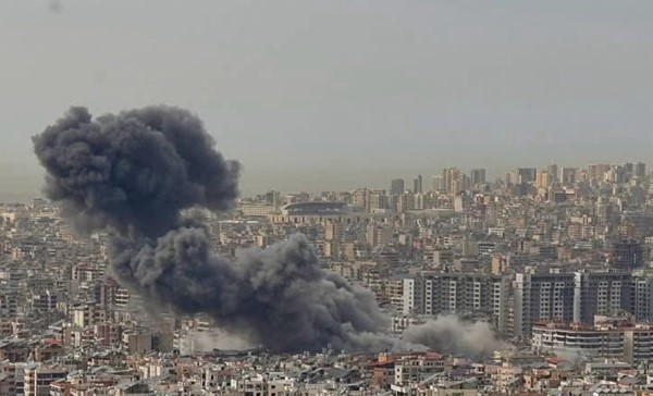  دخان يتصاعد وآثار الدمار في الضاحية الجنوبية لبيروت جراء الغارة الإسرائيلية الأخيرة (محمود الطويل)