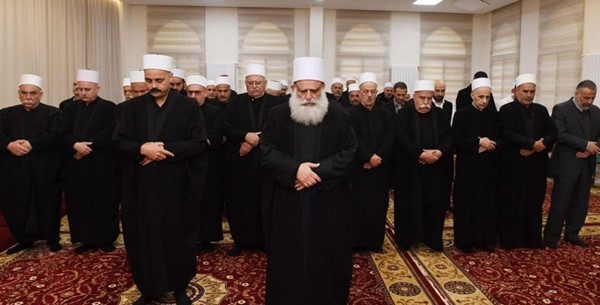 شيخ العقل لطائفة الموحدين الدروز الشيخ د.سامي أبي المنى يؤم المصلين في صلاة عيد الفطر في عبيه (محمود الطويل)