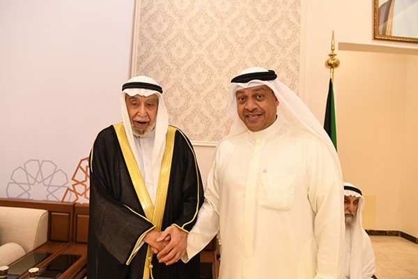  أ.د.حمد المطر يقدم التهاني إلى د. خالد المذكور (قاسم باشا)