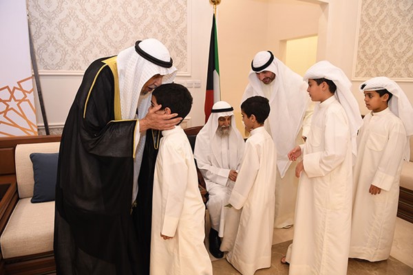  المذكور مقبلا صغار المهنئين 