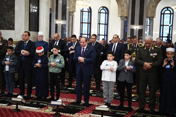 السيسي يكرم عدداً من أسر شهداء ومصابي القوات المسلحة والشرطة خلال الاحتفال بعيد الفطر