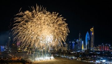 الألعاب النارية زينت سماء الكويت احتفاء بعيد الفطر