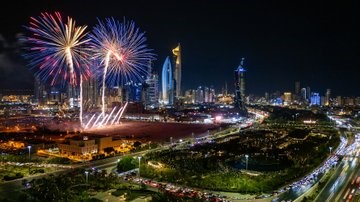 الألعاب النارية زينت سماء الكويت احتفاء بعيد الفطر