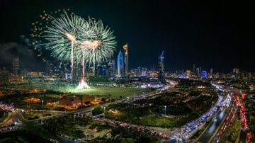 الألعاب النارية زينت سماء الكويت احتفاء بعيد الفطر