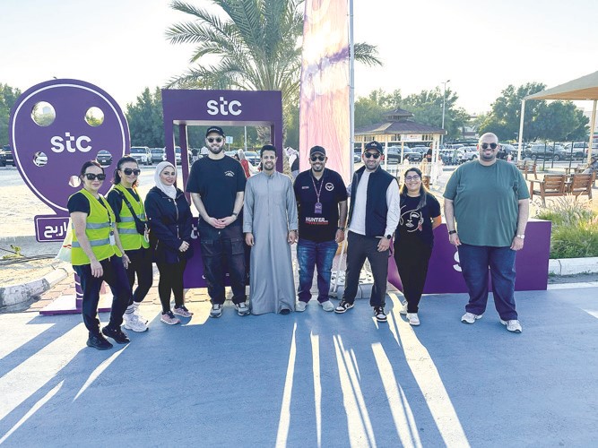 صورة جماعية لفرق عمل stc ونادي flare fitness