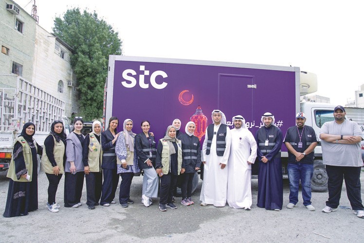 فريق العمل المشرف من stc وفريق تراحم التطوعي مع الإعلامي محمد السداني خلال تجديد بيوت الأسر المتعففة