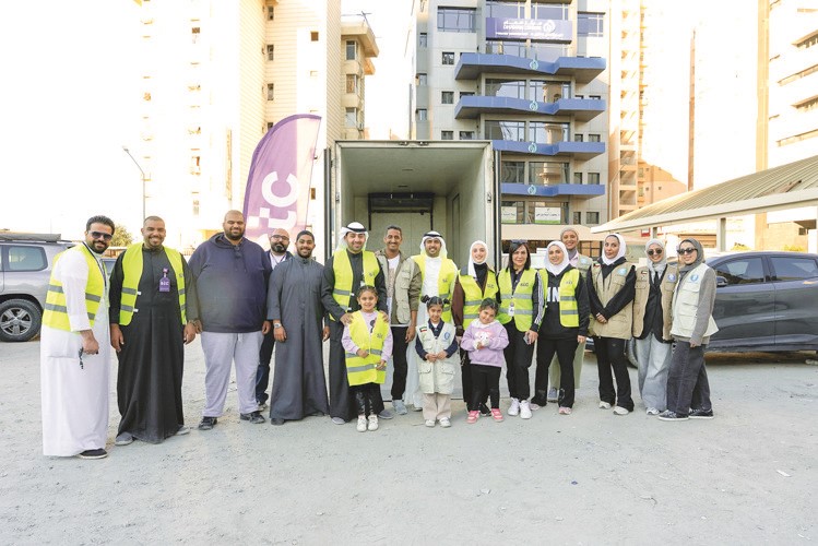 فرق عمل تراحم وstc خلال توزيع وجبات الإفطار على الصائمين