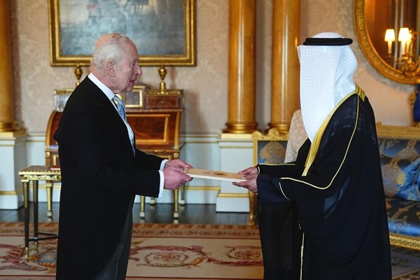 السفير بدر المنيخ يقدم أوراق اعتماده إلى الملك تشارلز الثالث ملك المملكة المتحدة لبريطانيا العظمى وأيرلندا الشمالية