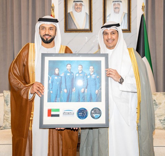 وزير الإعلام والثقافة ووزير الدولة لشؤون الشباب عبدالرحمن المطيري يتسلم من وزير الدولة لشؤون الشباب في الإمارات د.سلطان النيادي هدية تذكارية عبارة عن صورة له مع فريق رواد فضاء من مركز محمد بن راشد للفضاء مع شعار لمهمة طموح زايد 1 وطموح زايد 2