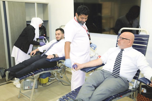 جانب من المشاركين في حملة التبرع بالدم